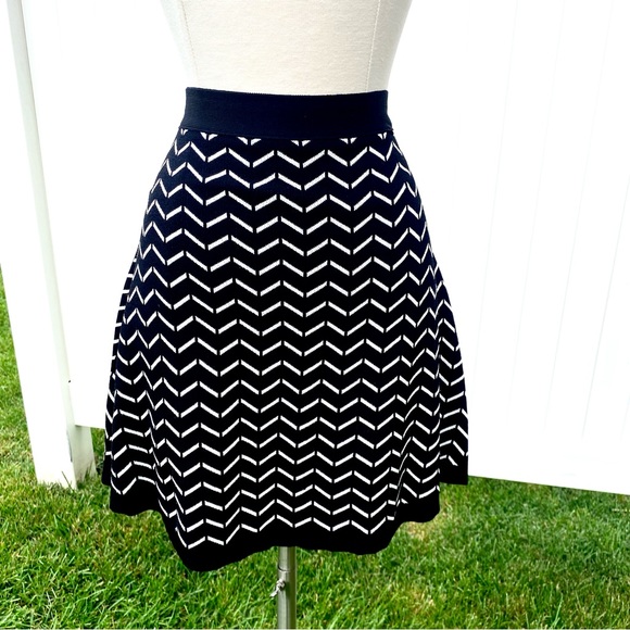 Olive & Oak Knit Skirt - Picture 2 of 14